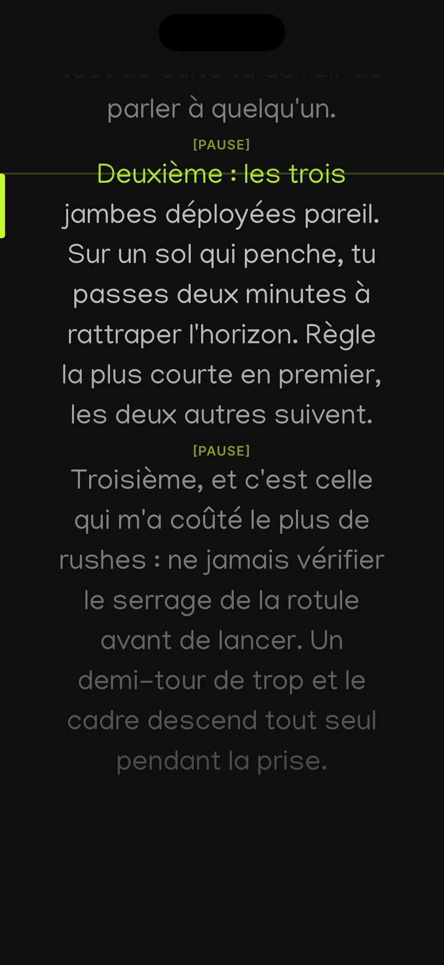 Le prompteur de Cue en pleine lecture, la ligne en cours surlignée en vert, les marqueurs de pause visibles et le reste du texte en gris
