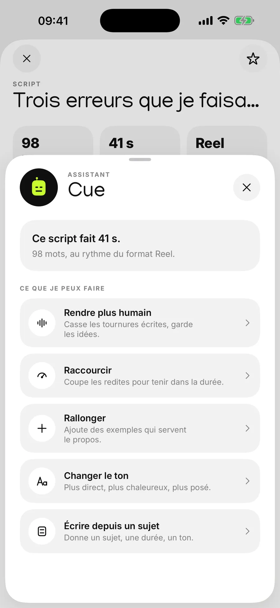 L'assistant Cue proposant de rendre plus humain, raccourcir, rallonger, changer le ton ou écrire depuis un sujet, sur un script de 98 mots et 41 secondes
