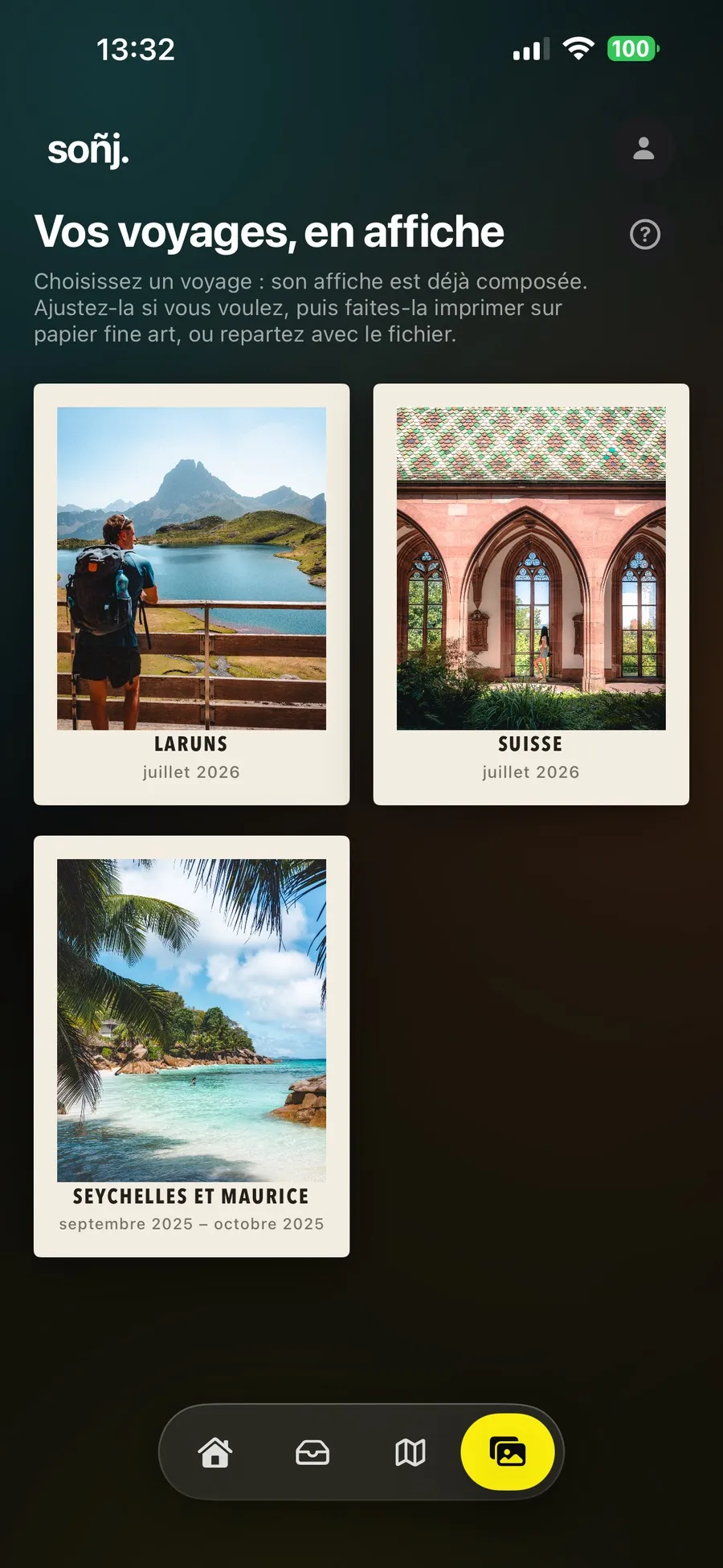 Studio d'affiches de Soñj avec trois voyages déjà composés en affiche, Laruns, Suisse, Seychelles et Maurice, sur papier crème