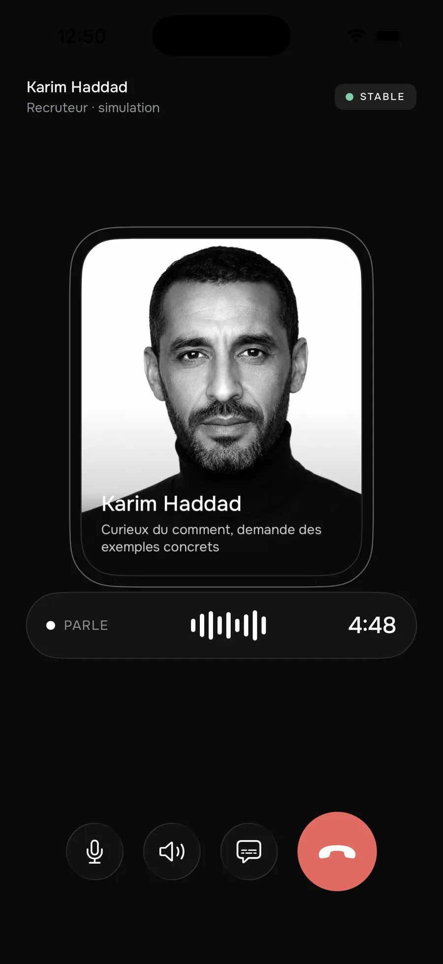 L'écran d'appel de Nelo sur fond noir, le portrait du recruteur Karim Haddad, l'onde vocale animée pendant qu'il parle et le compteur arrêté à quatre minutes quarante-huit